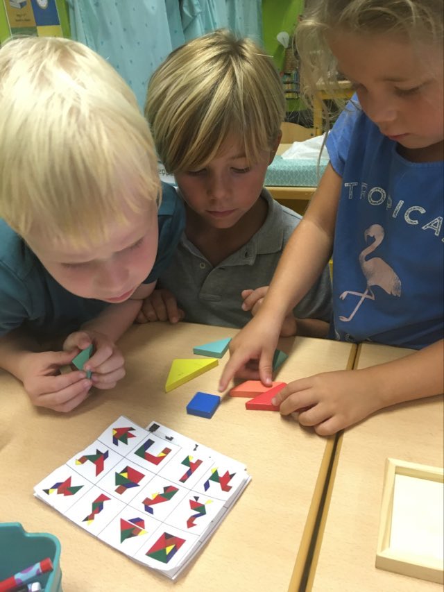 allemaal vriendjes glimlach eerste leerjaar L1 samen tangram 