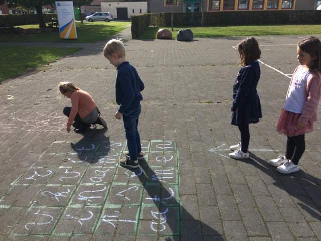 bewegend leren woordjes springen en schrijven