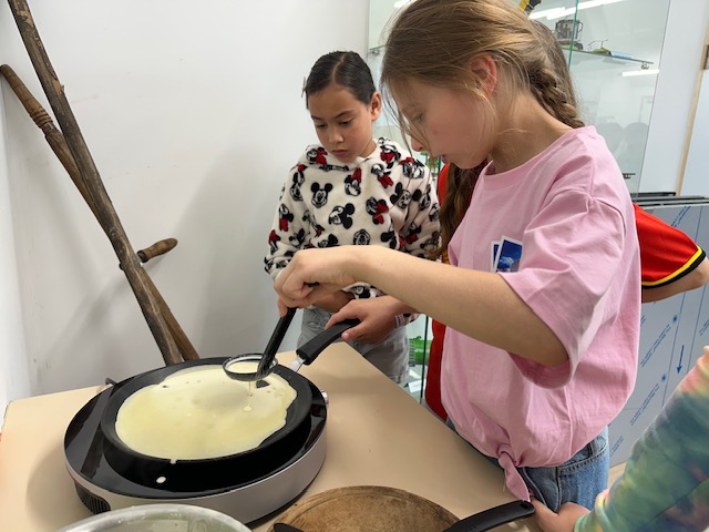Pannenkoeken bakken in de kinderboerderij