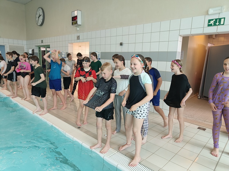 Reddend zwemmen 